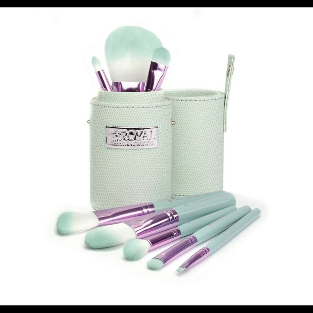Love Is... Patience™ – 9pc Travel Brush Kit